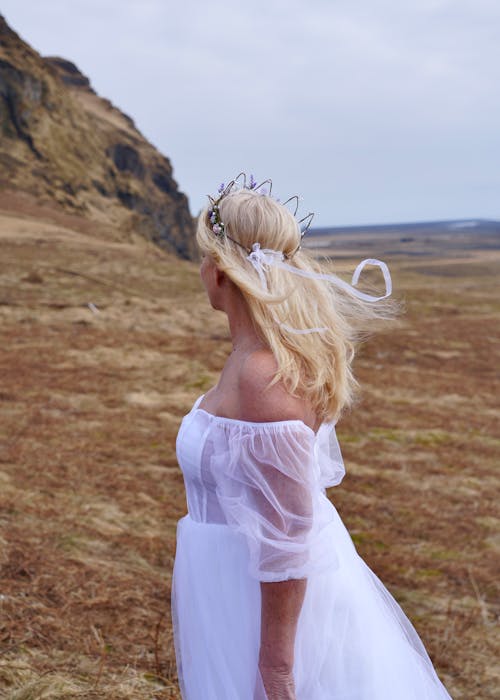 Základová fotografie zdarma na téma blond vlasy, nevěsta, stojící