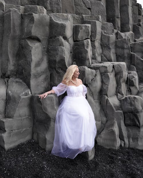 Безкоштовне стокове фото на тему «бузкова сукня, вертикальні постріл, весільна сукня»