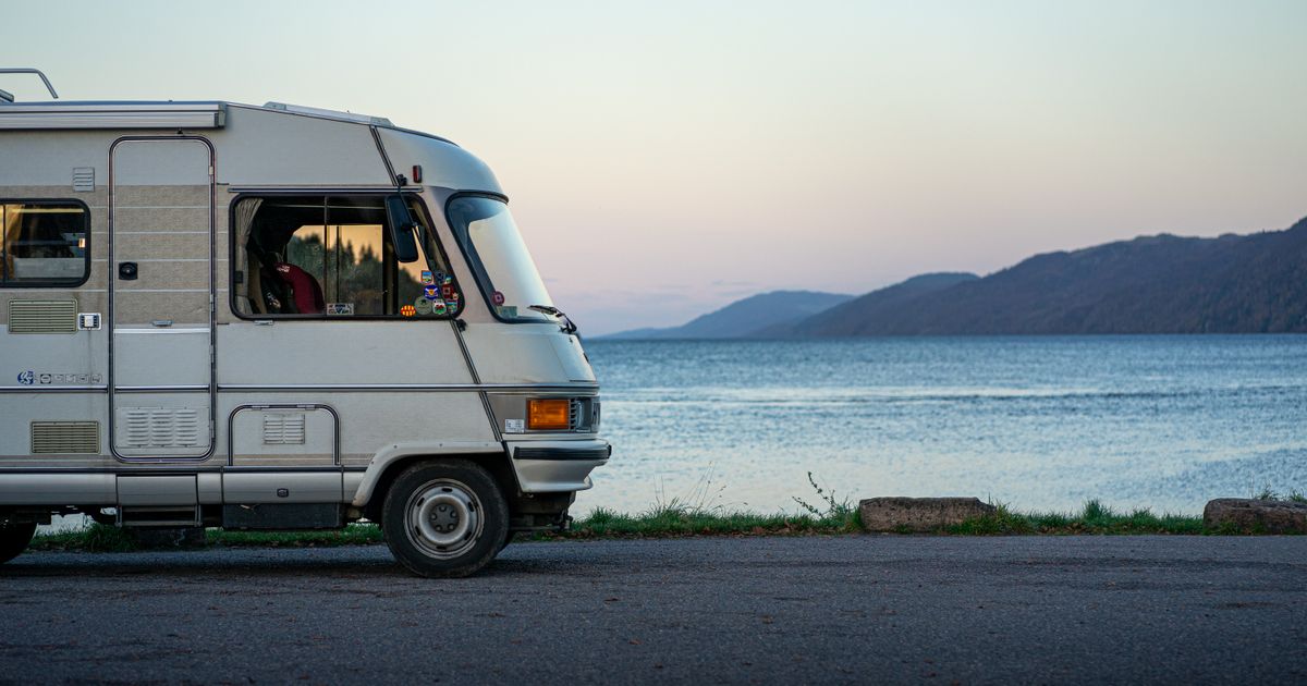 Camping-car garé au bord d'un lac