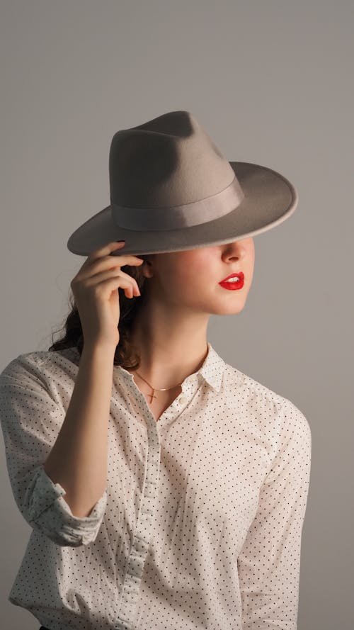 Chapeau De Tenue De Style De Photographie De Mode