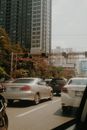 现代城市景观中，高层建筑密集，交通繁忙，体现了城市的发展