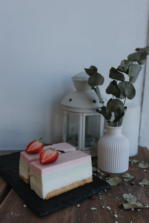 Darmowe zdjęcie z galerii z białe tło, ciasto, fotografia kulinarna