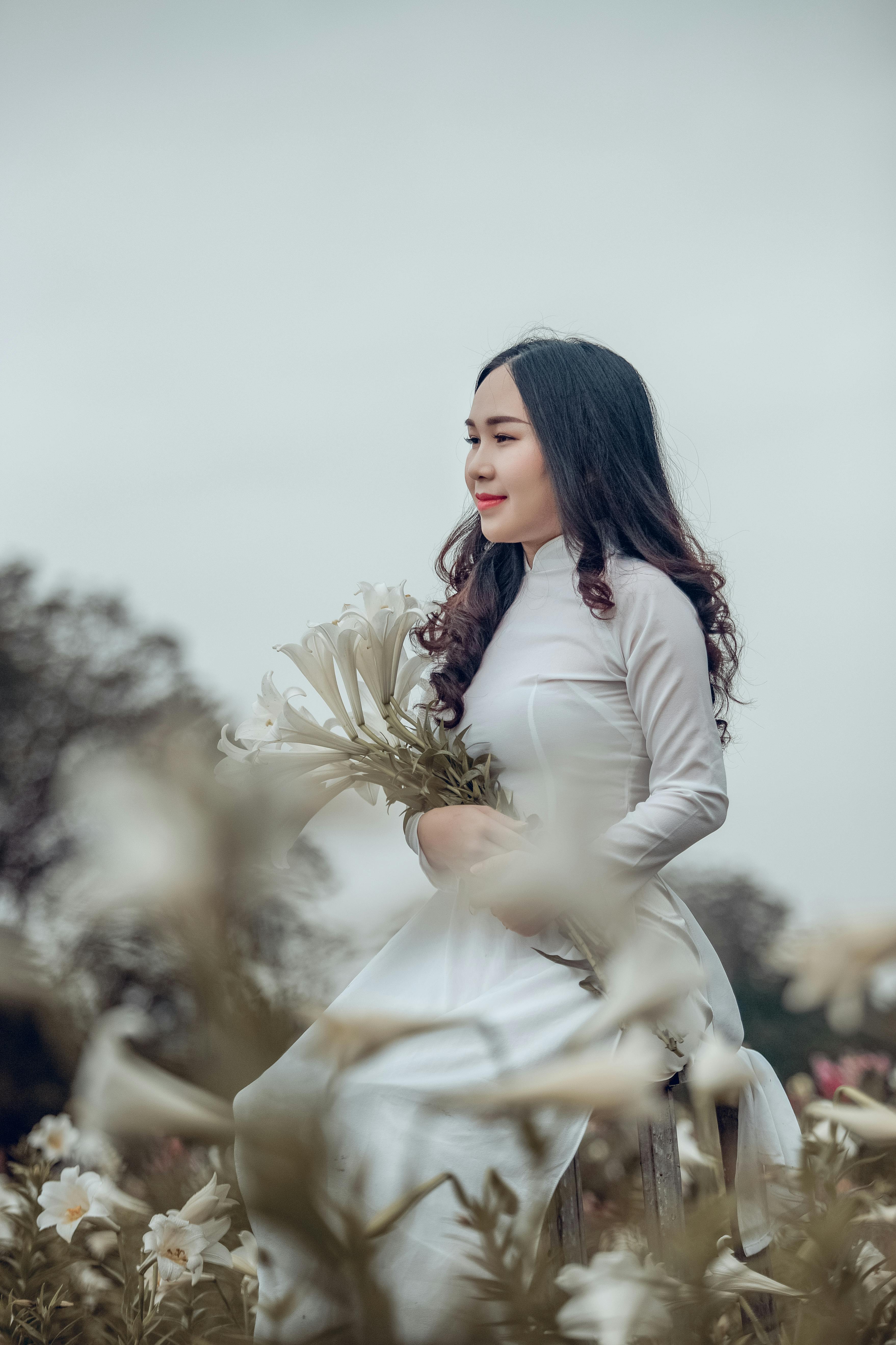 Mujer, En, Vestido Blanco · Foto de stock gratuita