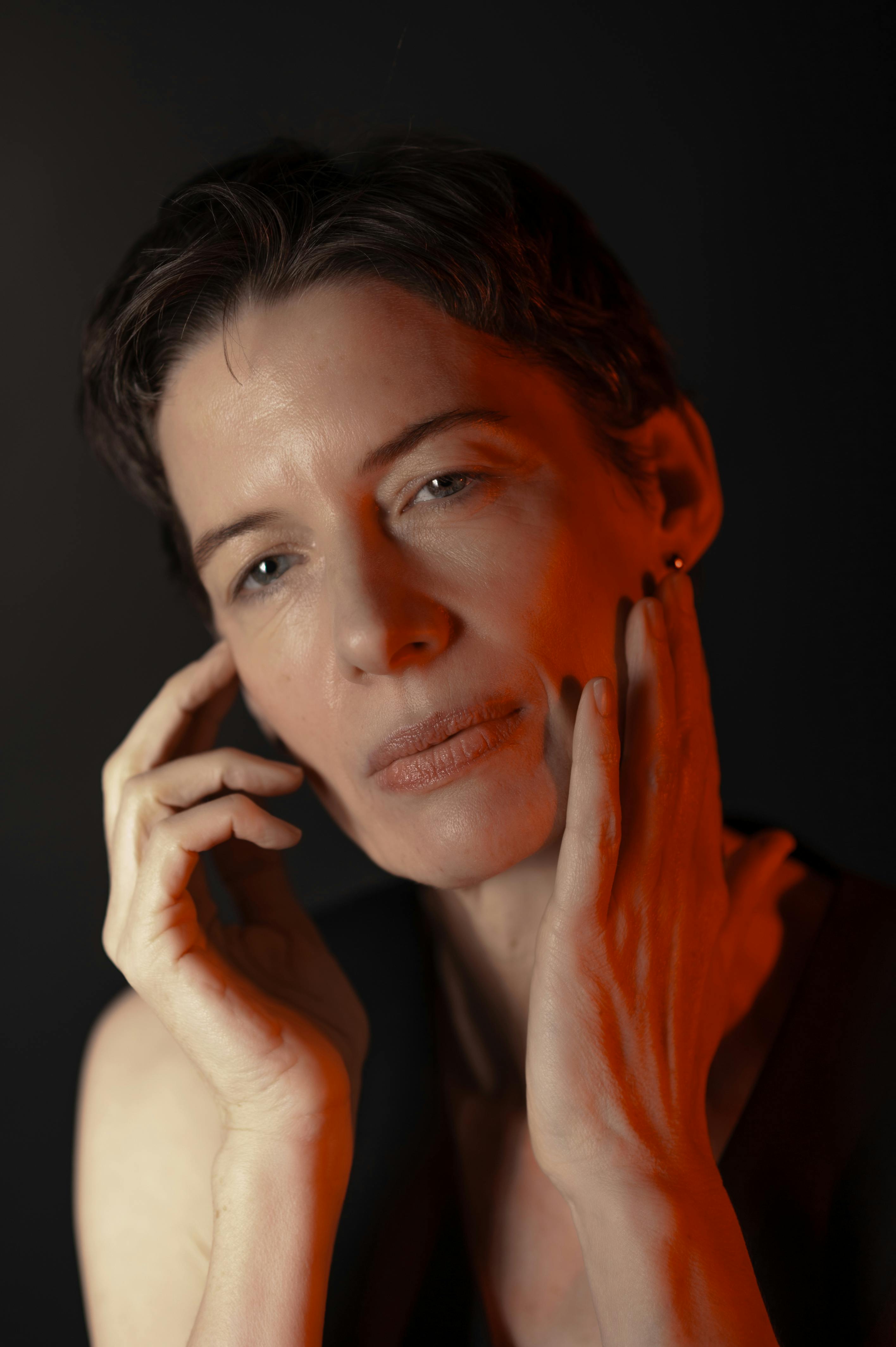 Kostnadsfria Kvinna Som Håller Händerna På Kinderna Stock foto