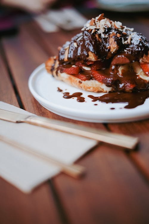 Gratis stockfoto met aardbeien, bord, chocolade saus