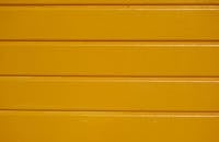 特写镜头中，黄色涂漆木板的纹理清晰可见