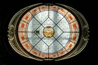 大教堂天花板上，美丽的彩色玻璃圆顶图案复杂，色彩鲜艳