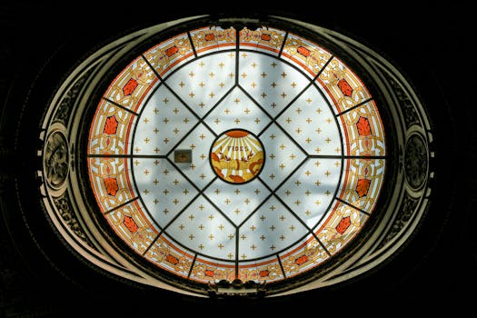 大教堂天花板上，美丽的彩色玻璃圆顶图案复杂，色彩鲜艳