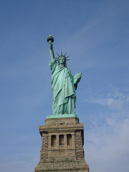 Free Iconic statue in New York City against a clear sky, symbolizing freedom and democracy. Stock Photo