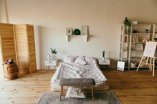 Ücretsiz Bina İçinde İnsan Bulunmayan Yatak Odası Alanı Stok Fotoğraflar