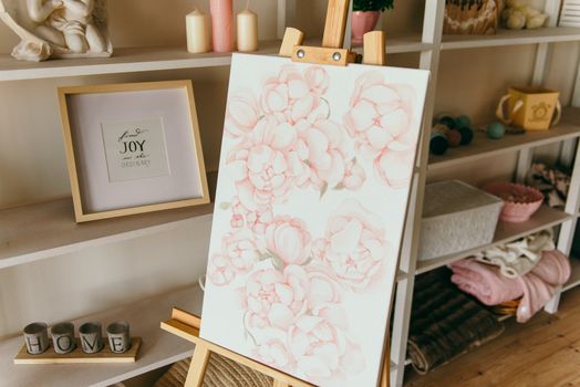 室内场景迷人，画架上有一幅花卉画，周围是木制架子上的家居装饰