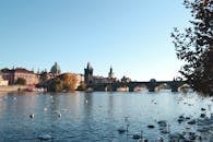 布拉格伏尔塔瓦河上的查理大桥和天鹅，是捷克风景如画的旅游目的地