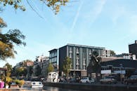 阿姆斯特丹充满活力的城市景观，展示了运河、历史建筑和热闹的街道