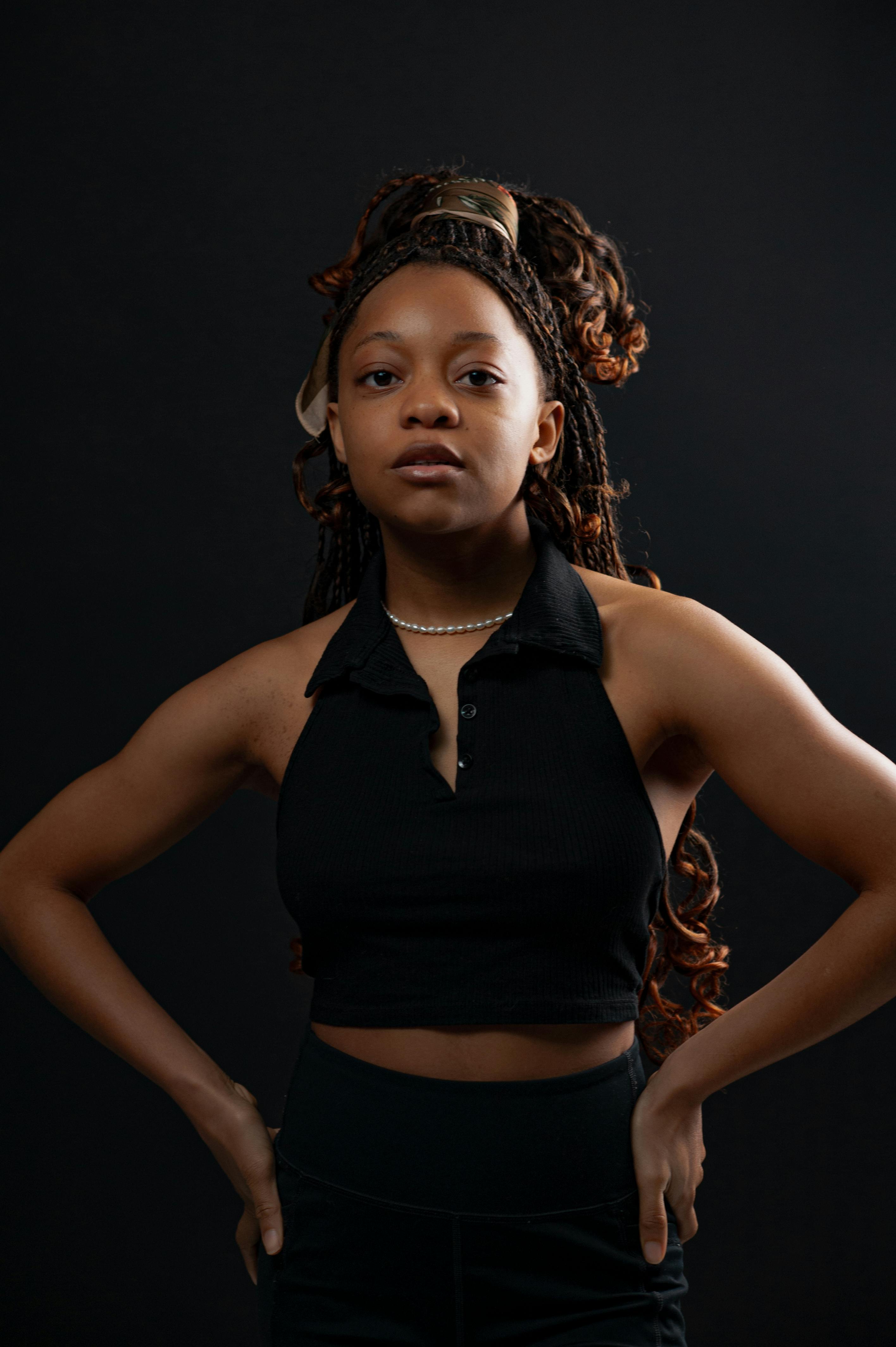 Gratis Fotografía De Estudio De Una Mujer Joven Con Cabello Largo Trenzado Foto de stock