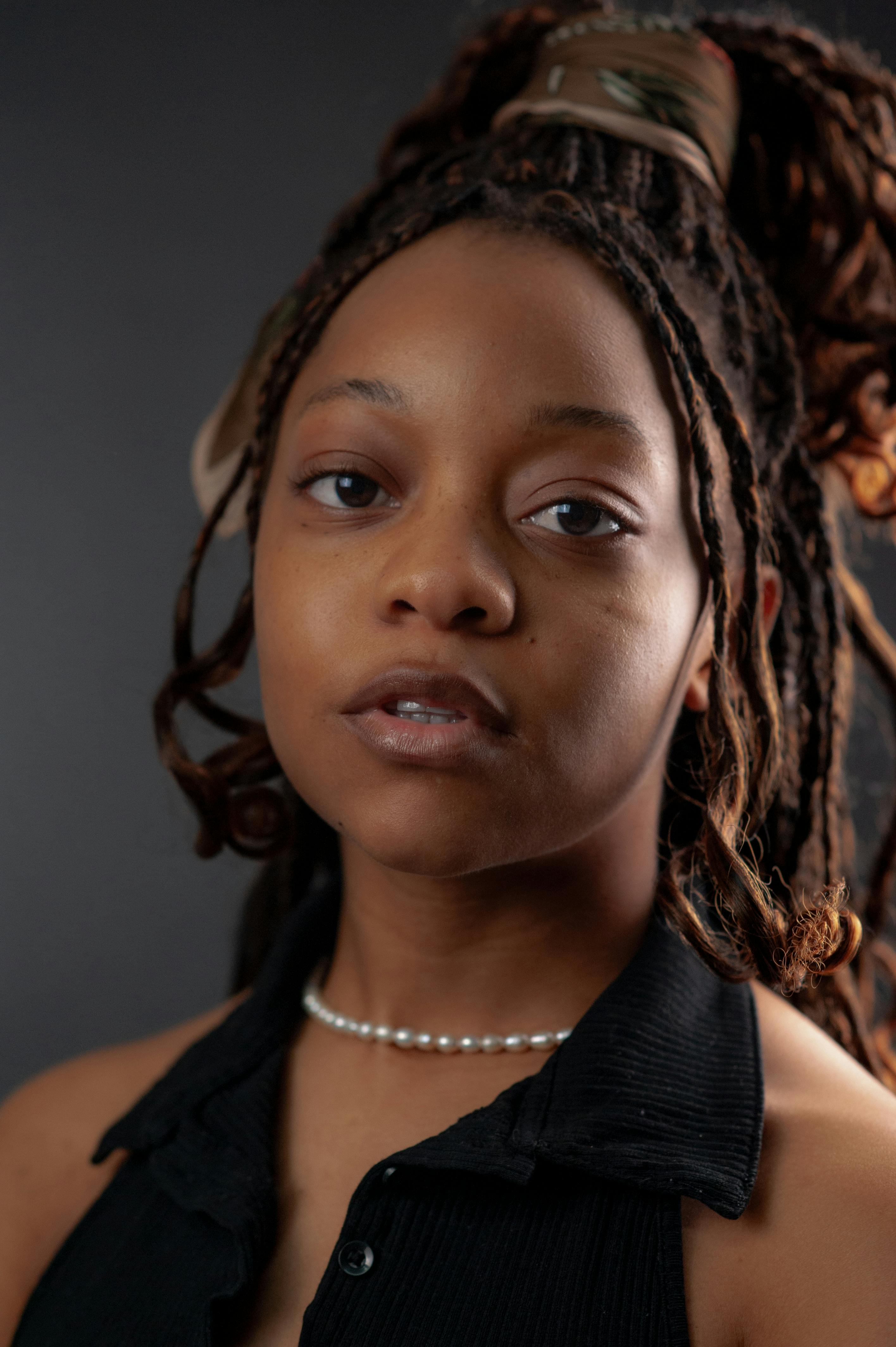 grátis Retrato De Mulher Com Cabelo Longo Foto profissional