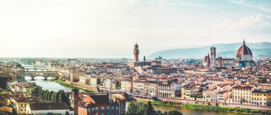 Panorama Florenței văzută de sus cu Domul și acoperișurile de teracotă