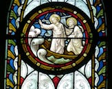 教堂内的彩色玻璃描绘了复杂的圣经场景