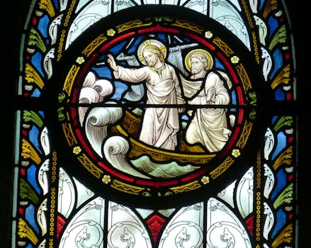教堂内的彩色玻璃描绘了复杂的圣经场景