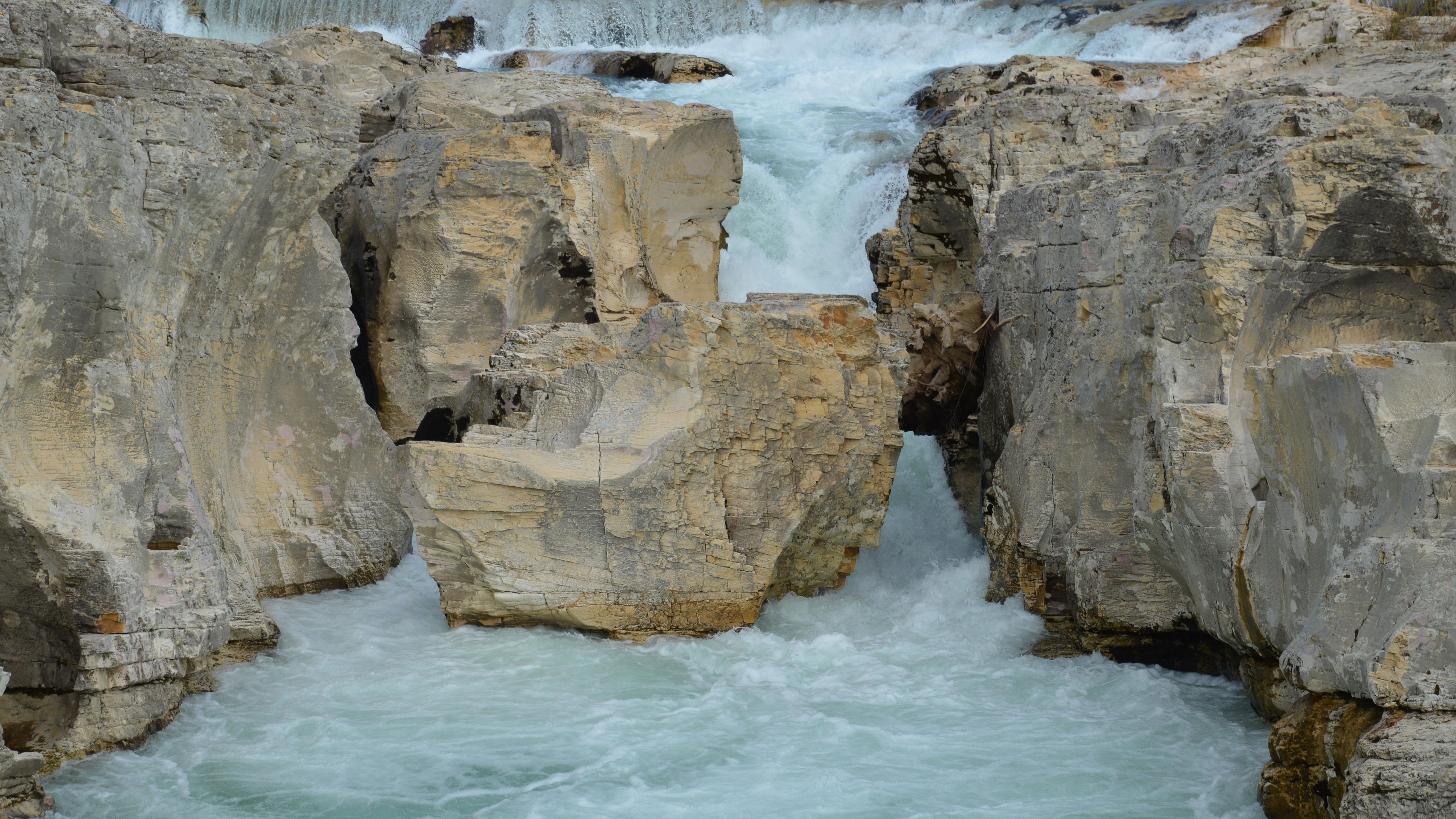 A river flowing through a rocky canyon · Free Stock Photo