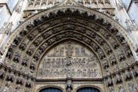 比利时哥特式大教堂石立面上宗教雕塑的详细视图