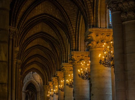 巴黎圣母院内部，哥特式拱门错综复杂，烛光氛围浓郁