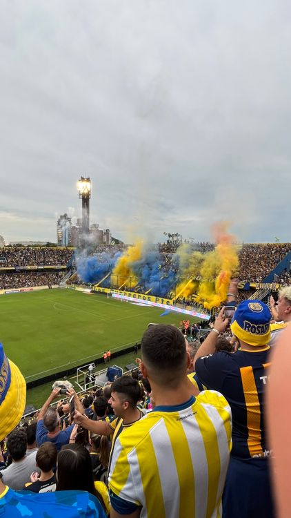 Žuti i plavi dimni baklje na nogometnom stadionu