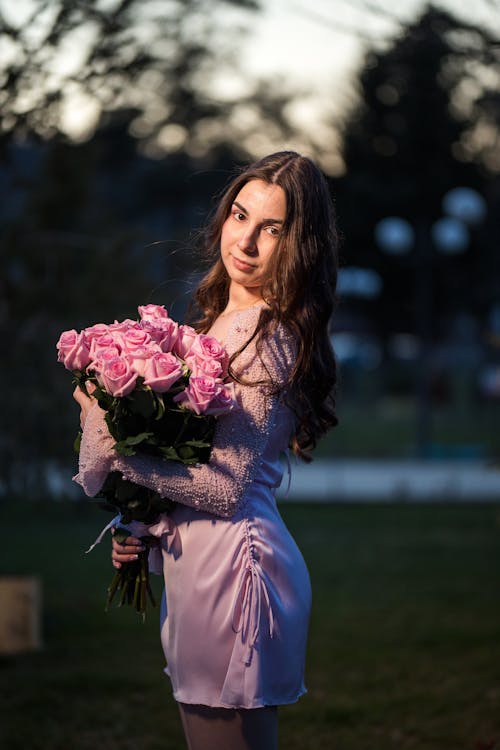 Základová fotografie zdarma na téma brunetka, květiny, kytice