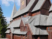 这座历史悠久的教堂以其复杂的木制建筑展示了精美的屋顶结构