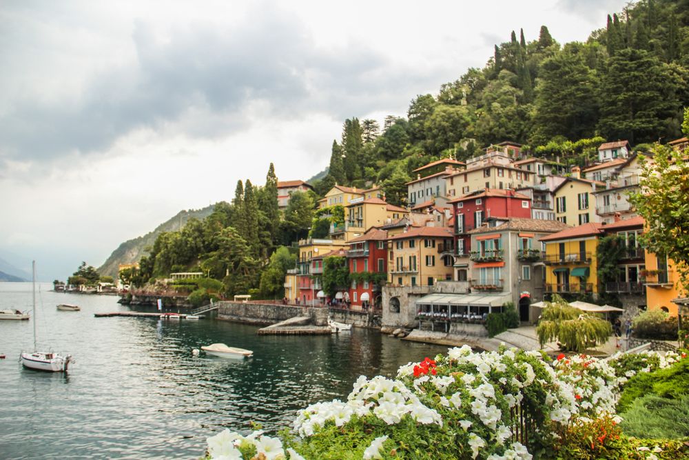 Vedere panoramică peste Lacul Como, cu munți abrupți de ambele maluri