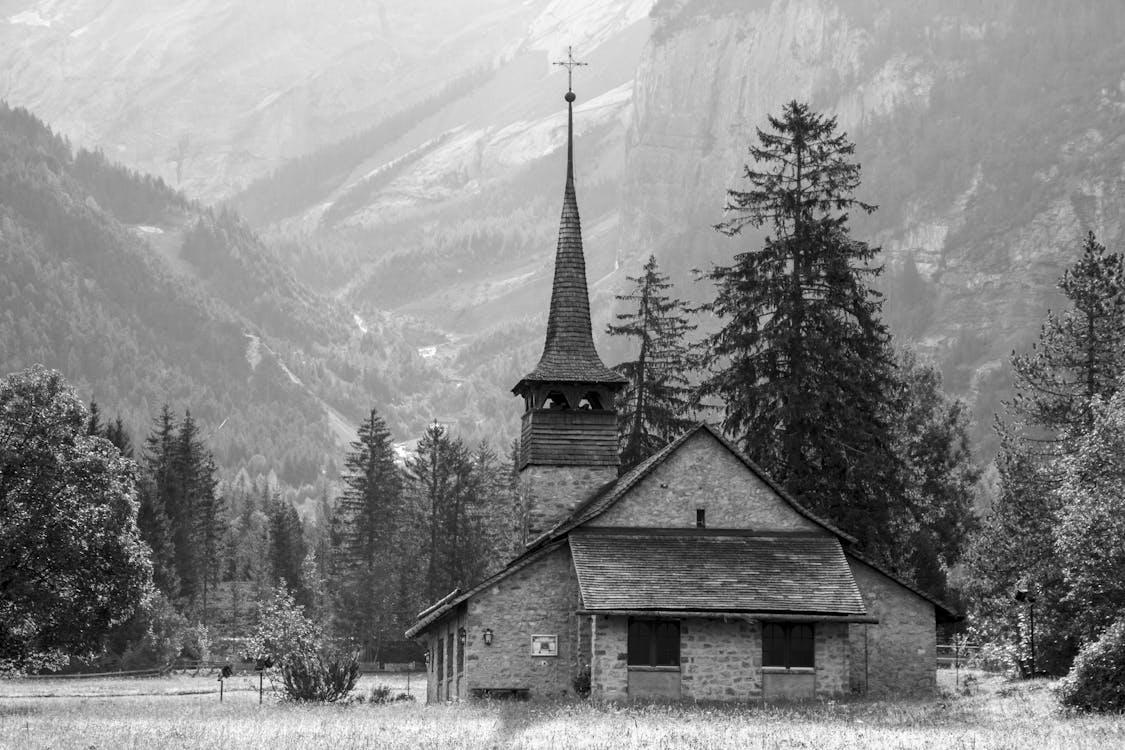 grátis Igreja Em Campo Aberto Perto Da Montanha Foto profissional