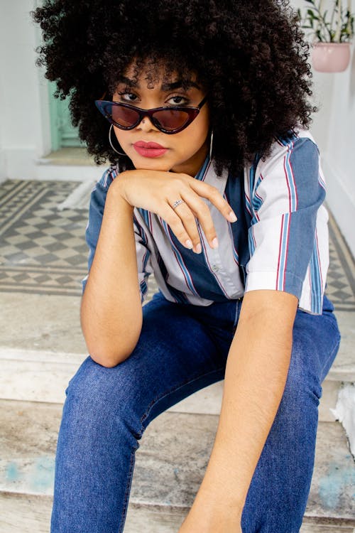 Femme Portant Un Jean Bleu Avec Les Mains Sur Son Menton