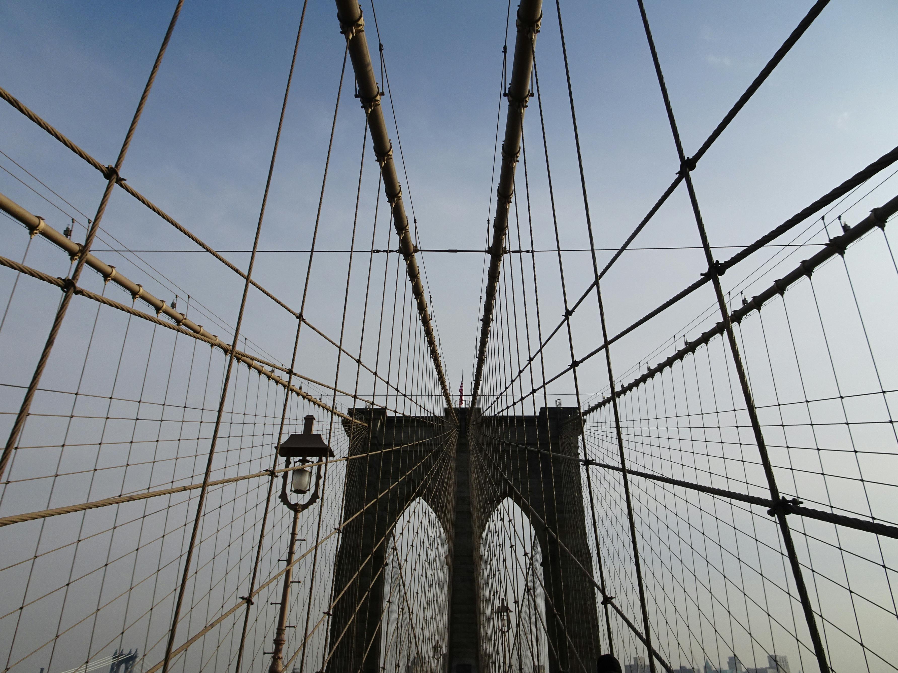 Captivating view of the Brooklyn Bridge cables against a clear sky in New York City. - Nueva Orleans