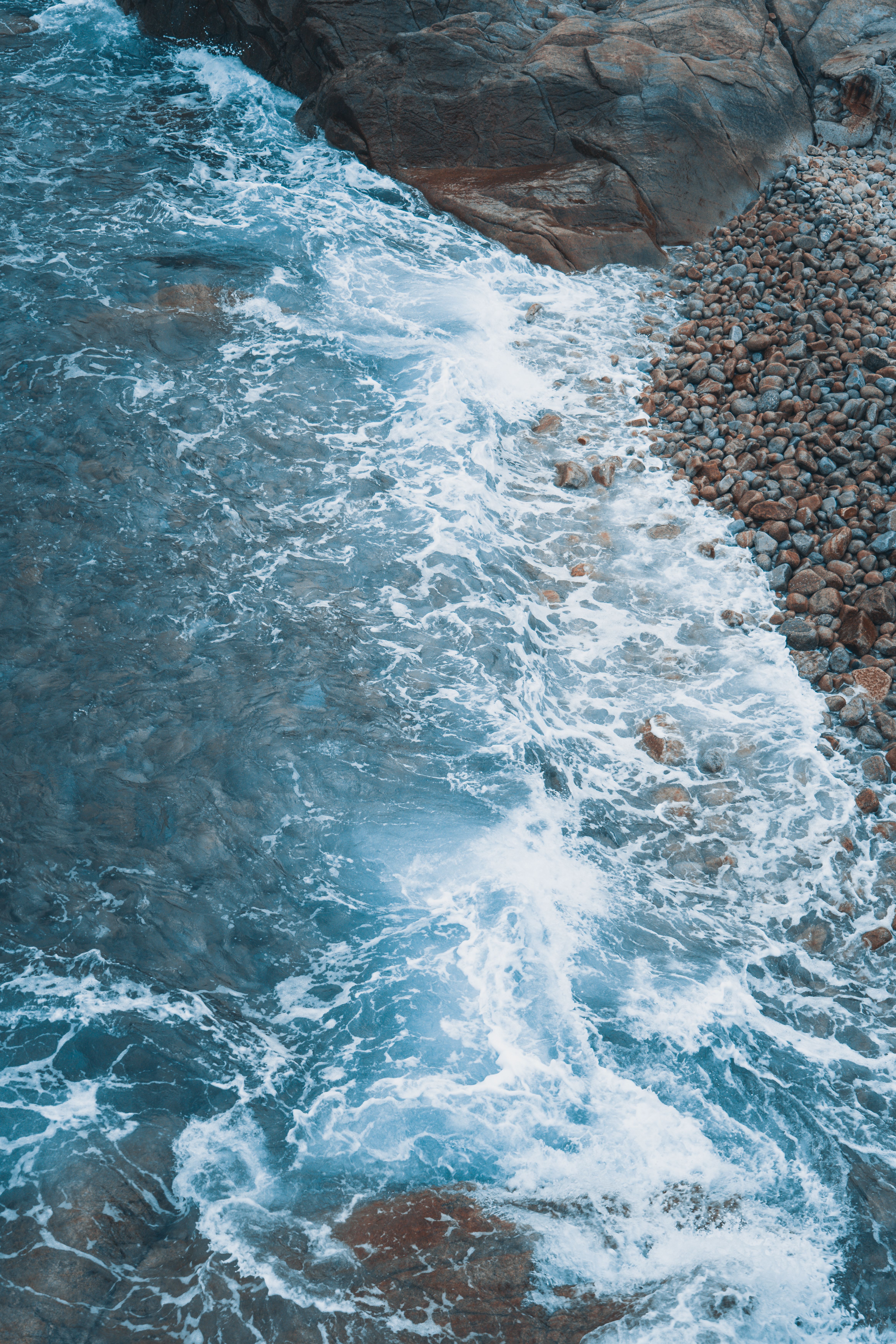 Waves Hitting the Shore · Free Stock Photo