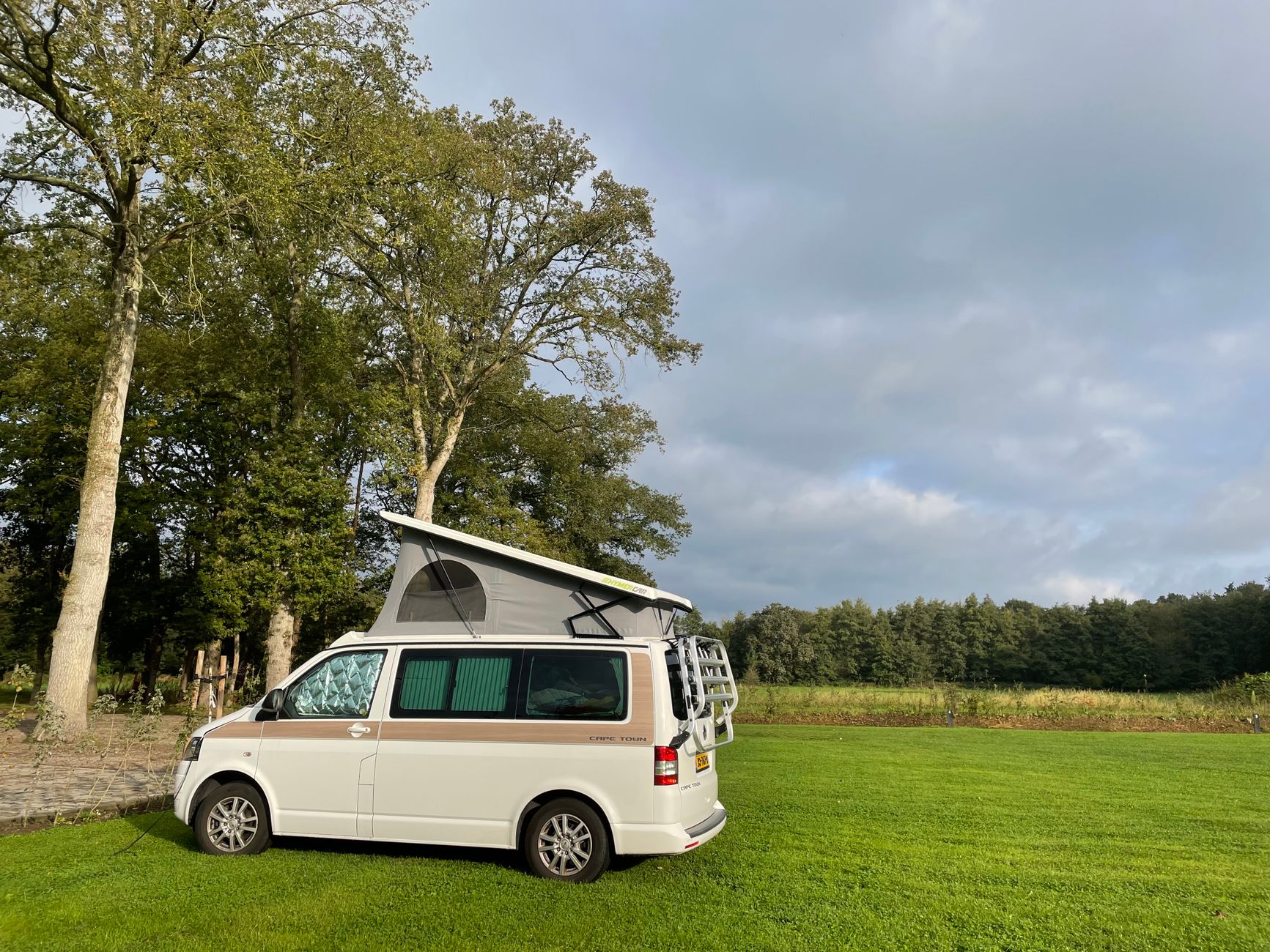 Geparkeerde bakwagen vat vlam in Ravenstein