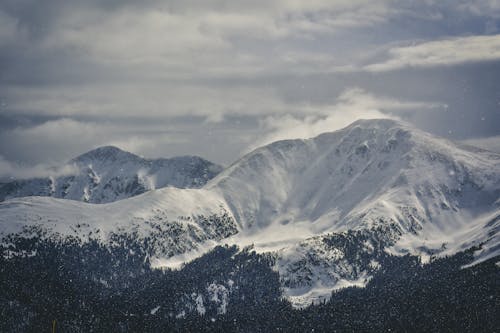 бесплатная Заснеженные горы Стоковое фото