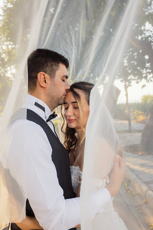 Foto profissional grátis de abraçando, amor, beijando