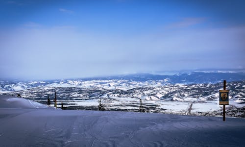 Papan Tanda Di Snow Field