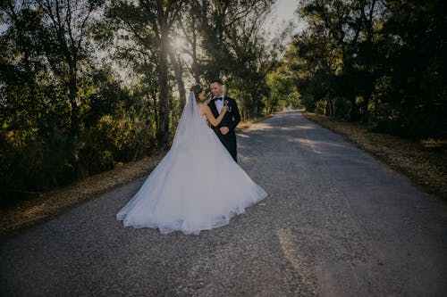 Foto stok gratis fotografi pernikahan, gaun pengantin, hutan