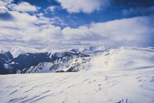 Schneebedeckte Gebirgszüge