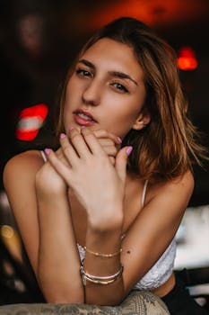 巴西圣保罗，一位黑发女子在室内的特写肖像