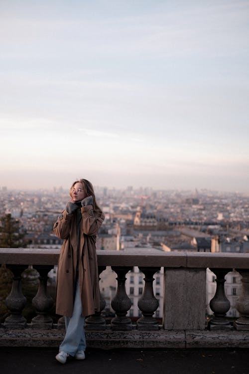 Immagine gratuita di cappotto, cielo, donna