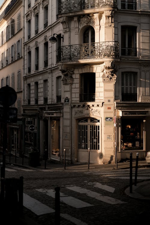 A street scene with a building and a street lamp