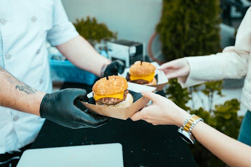Gratis stockfoto met chef, geven, hamburgers