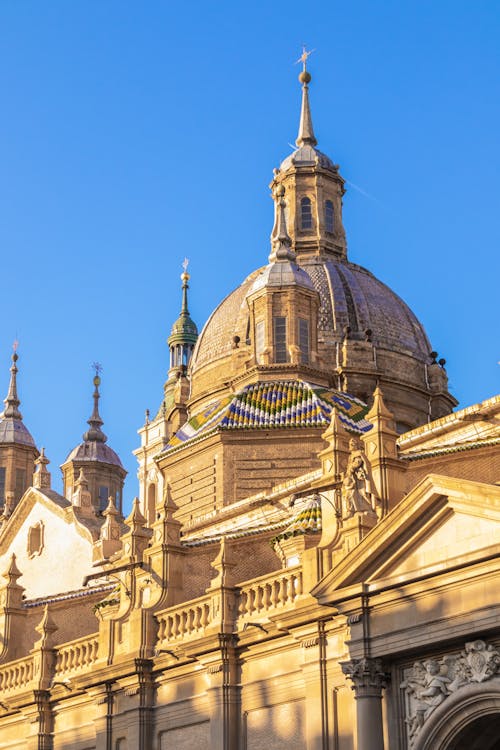 The spanish city of valencia is known for its cathedral