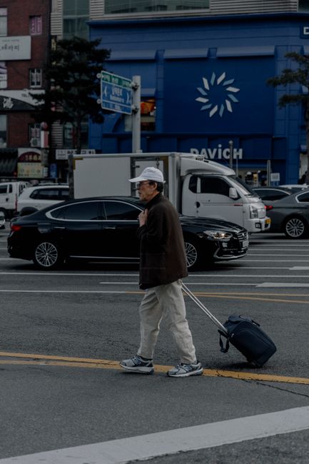 캐리어 끌고 걷는 여행객