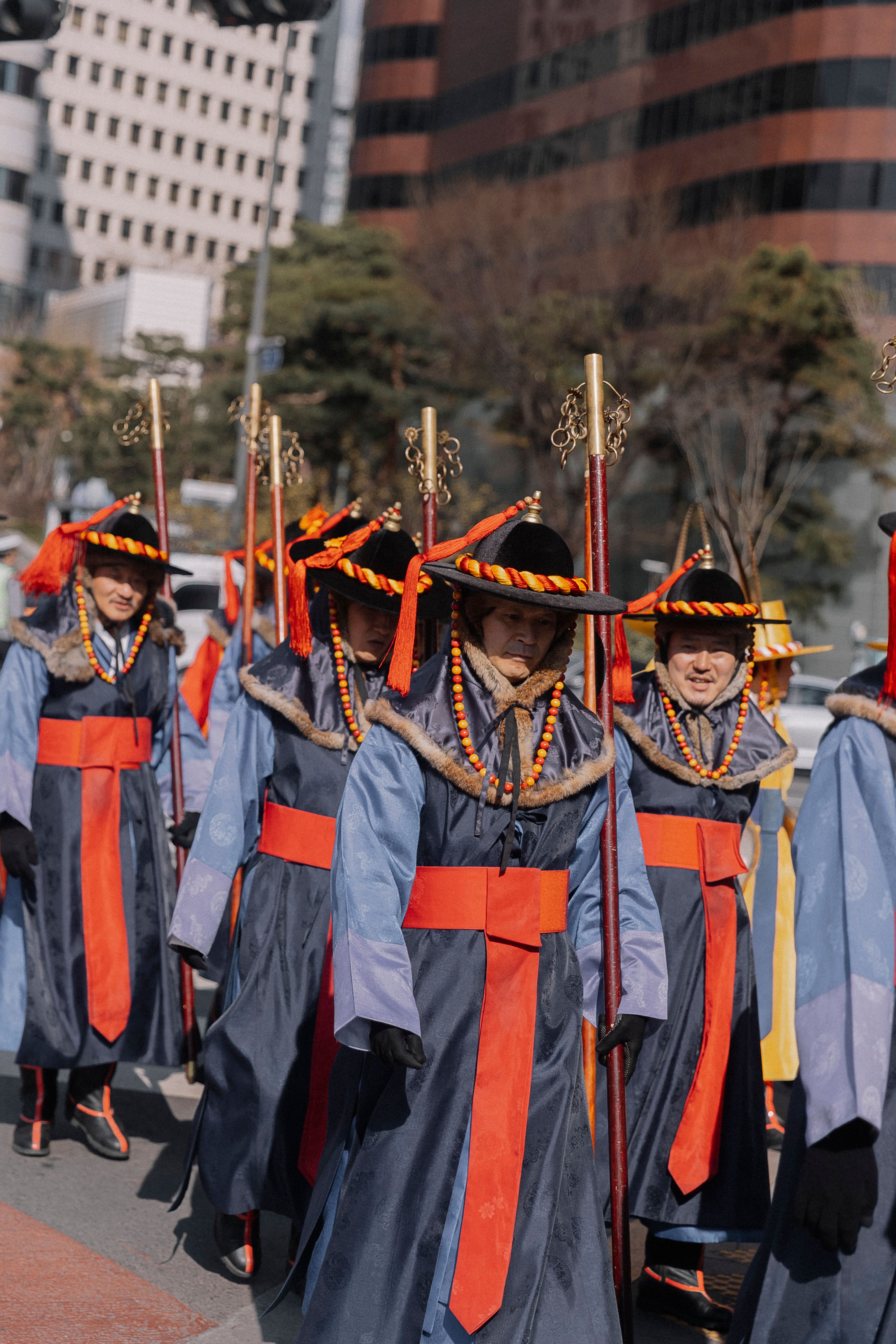 수원화성문화제 정조대왕능행차 공동재현 — 전통 복식 행렬이 장안문을 출발하는 장면