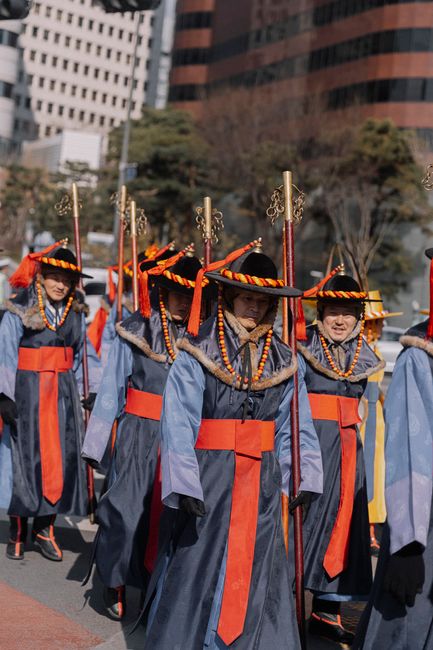 수원화성문화제 정조대왕능행차 공동재현 — 전통 복식 행렬이 장안문을 출발하는 장면