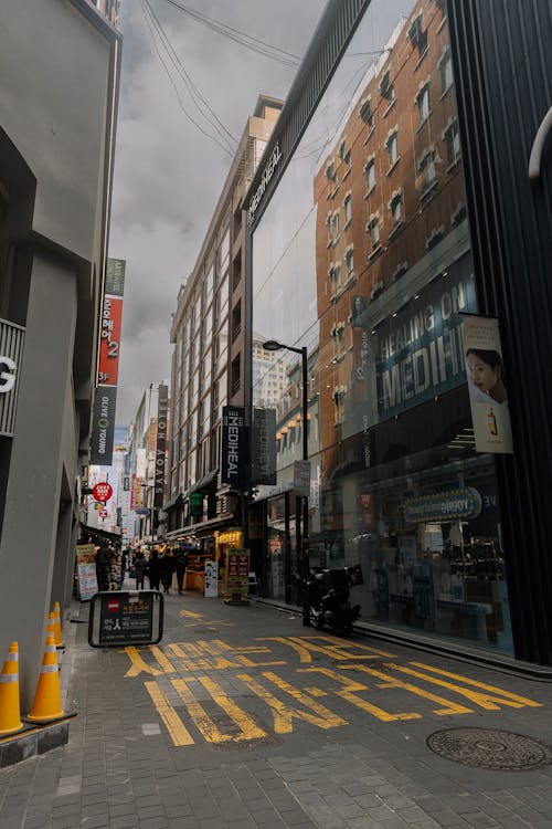 A street with a yellow line and a building