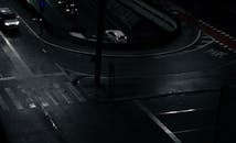 城市十字路口在夜间有汽车和昏暗的路灯