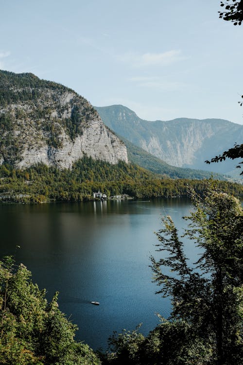 A lake surrounded by mountains and trees